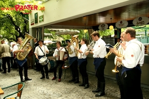 Schürzenträger im Schweizerhaus